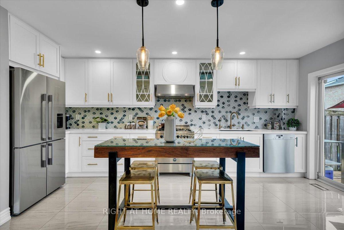 Photo 12 of 139 Monteith Crescent, Vaughan, Maple — HOMEH