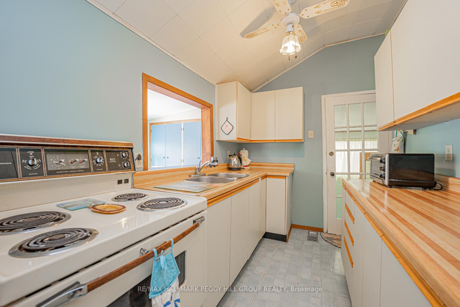 Photo 3 of 304 Old Mosley Street, Wasaga Beach — HOMEH