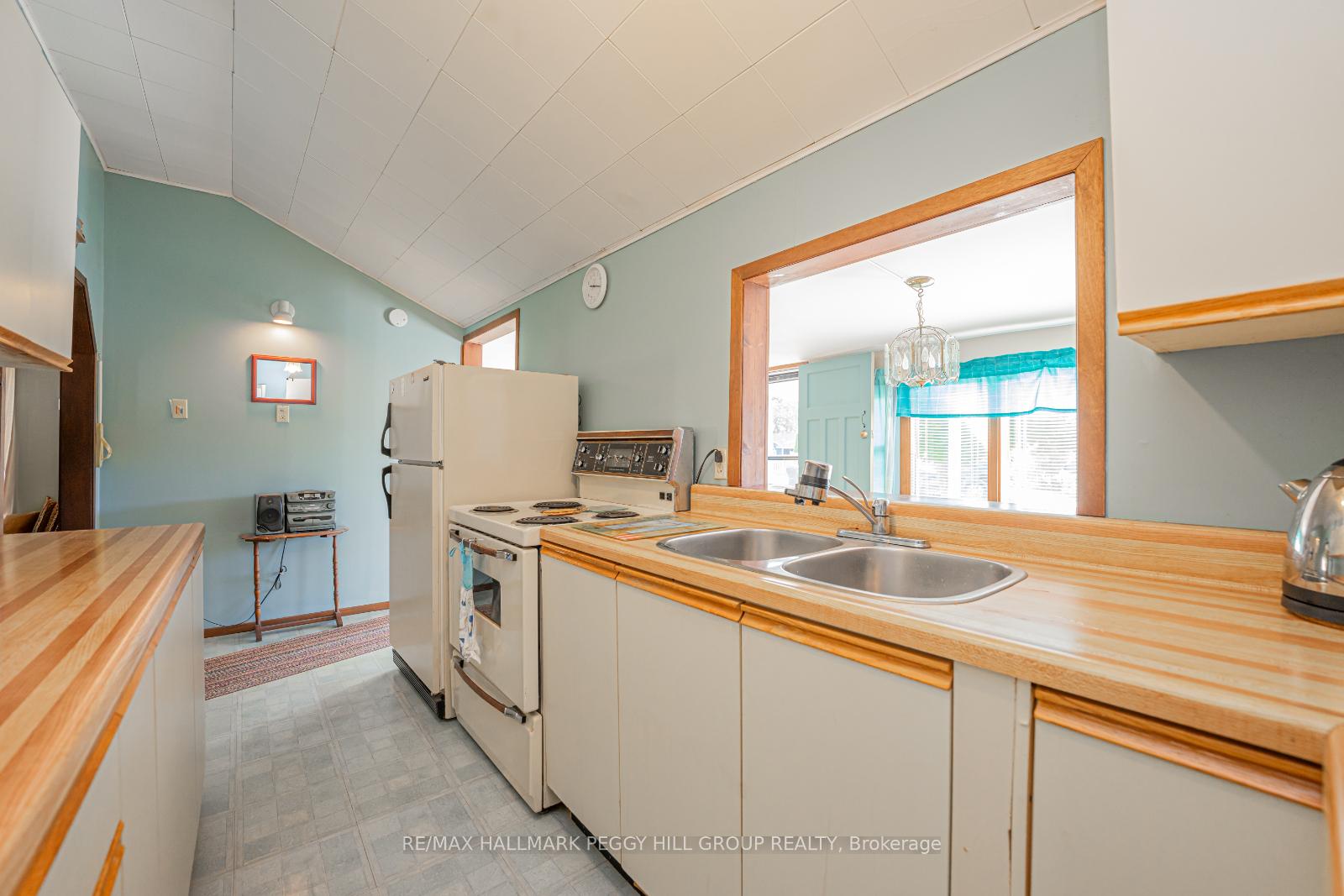 Photo 4 of 304 Old Mosley Street, Wasaga Beach — HOMEH
