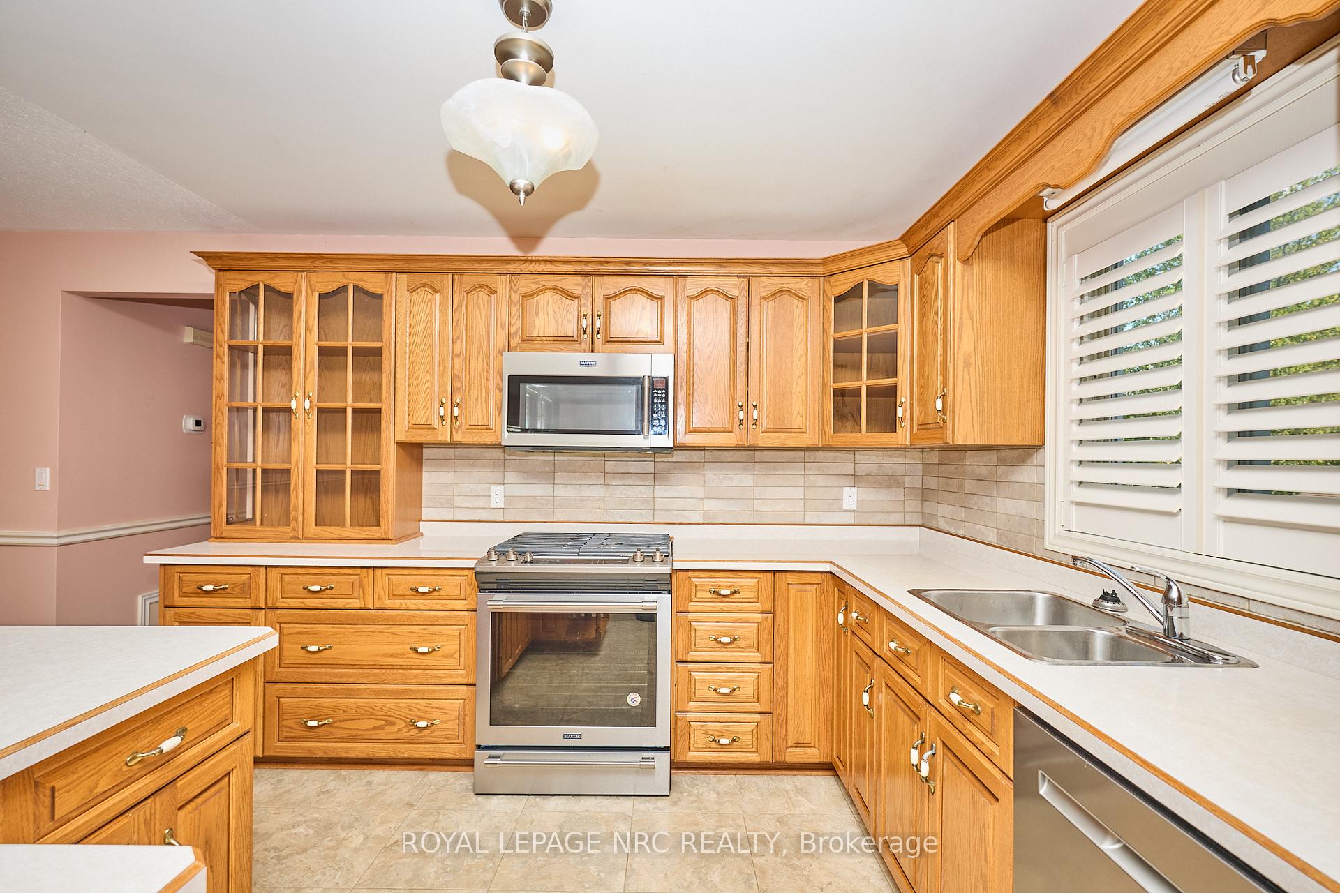 Photo 22 of 32 Wilton Avenue, Welland, Broadway — HOMEH