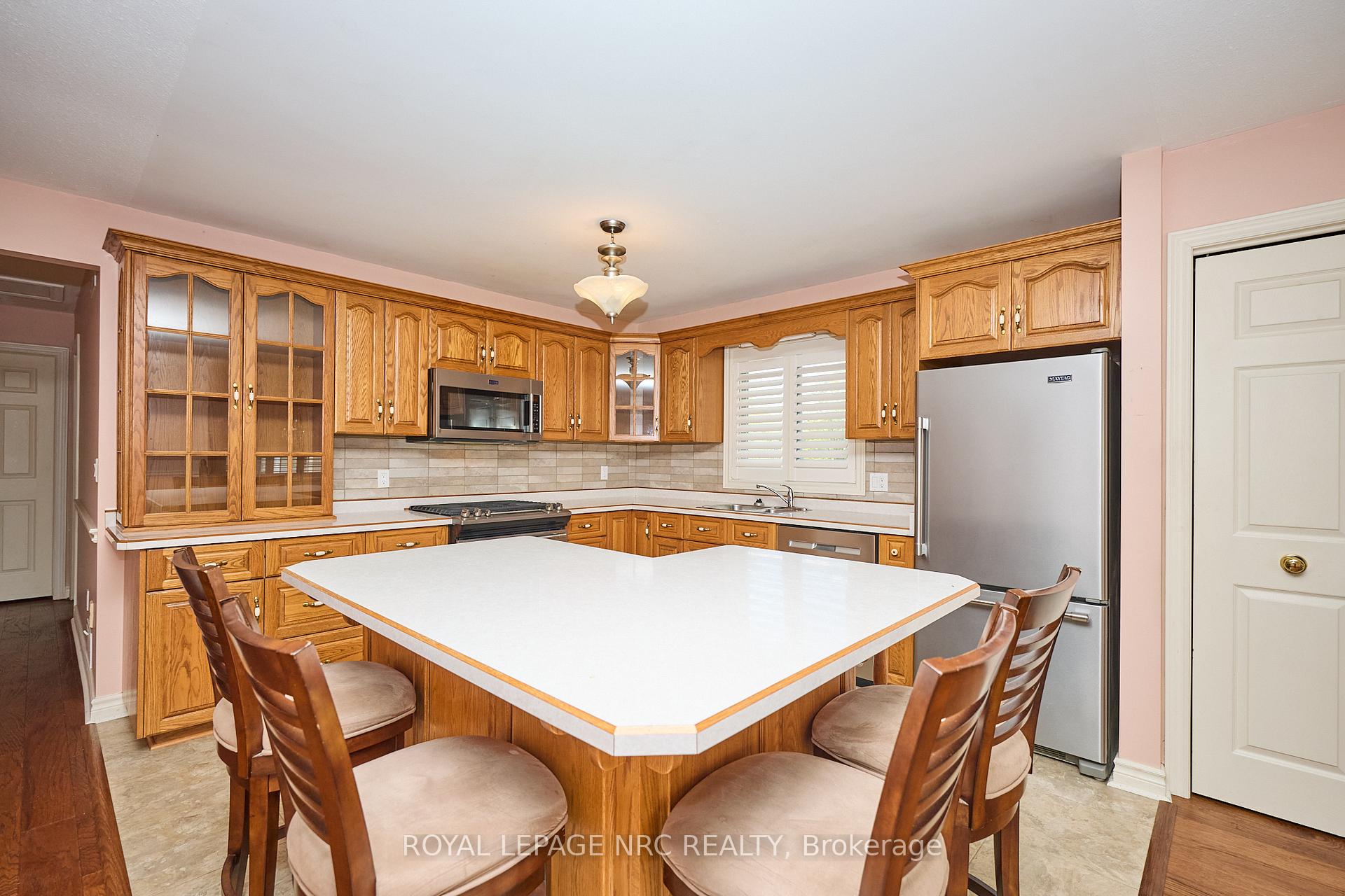 Photo 23 of 32 Wilton Avenue, Welland, Broadway — HOMEH