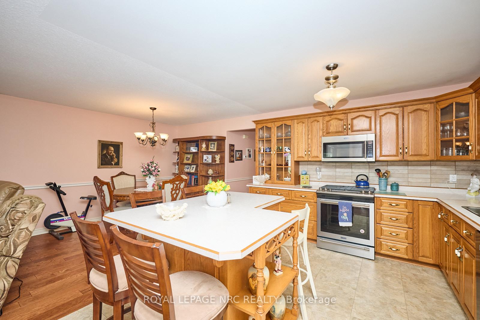 Photo 25 of 32 Wilton Avenue, Welland, Broadway — HOMEH