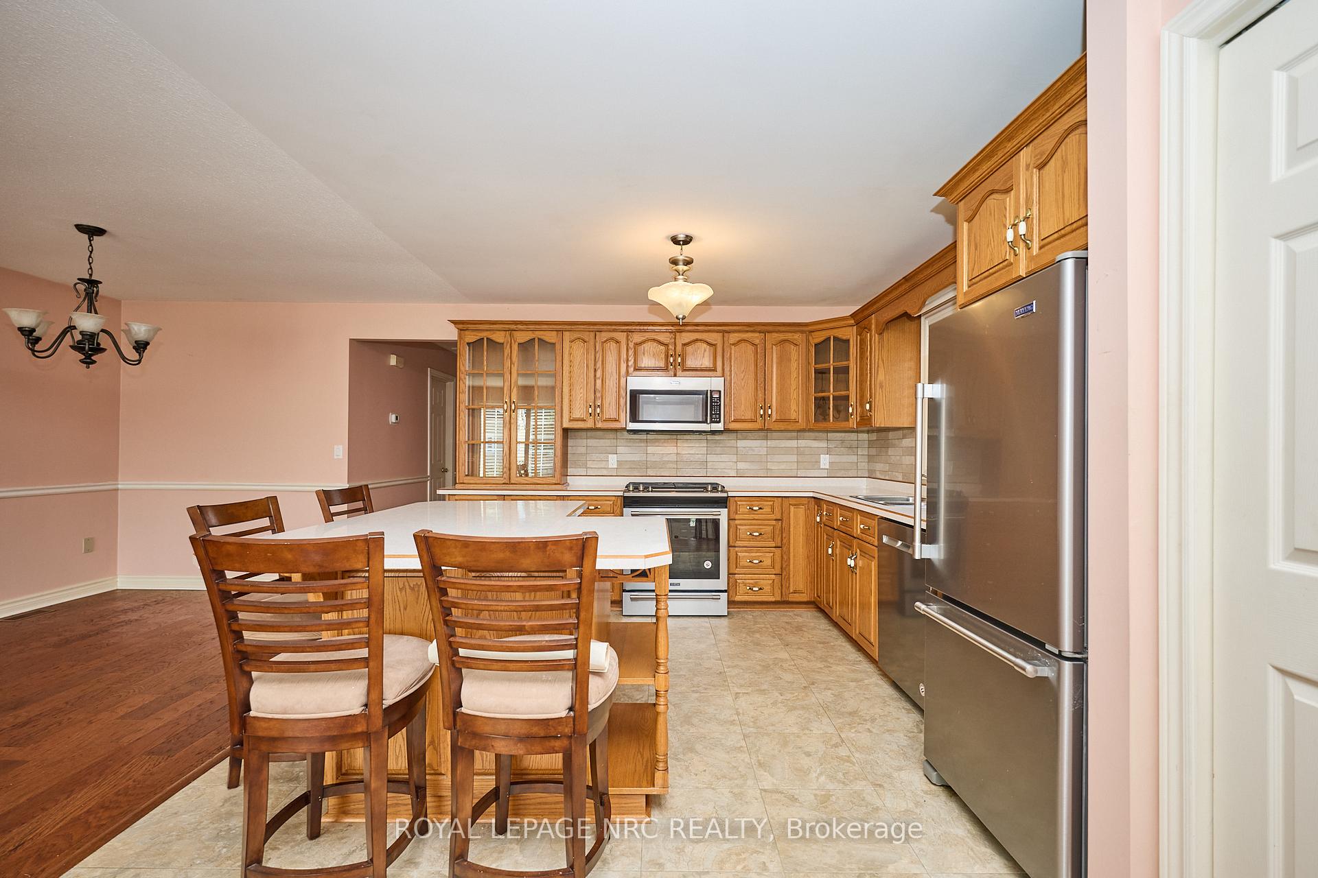 Photo 27 of 32 Wilton Avenue, Welland, Broadway — HOMEH