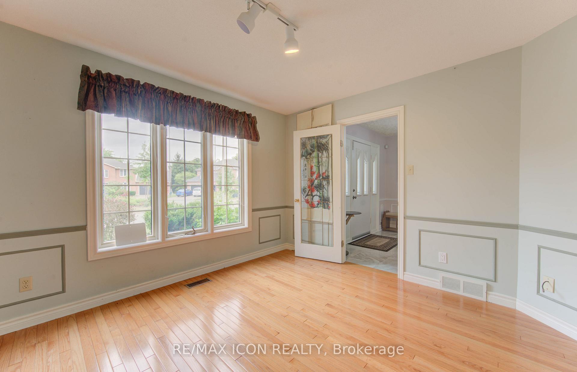 Photo 11 of 531 Sandbrooke Court, Waterloo — HOMEH