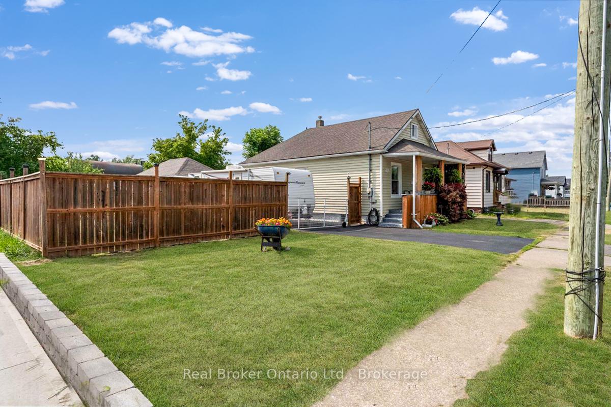 Photo 2 of 416 Deere Street, Welland, Lincoln/Crowland — HOMEH