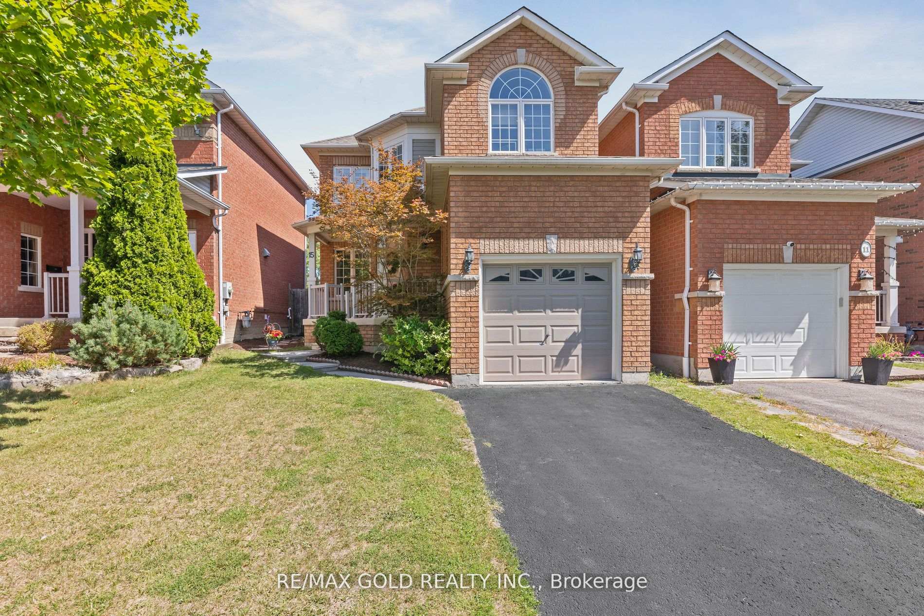 Photo 1 of 15 Blanchard Court, Whitby, Brooklin — HOMEH