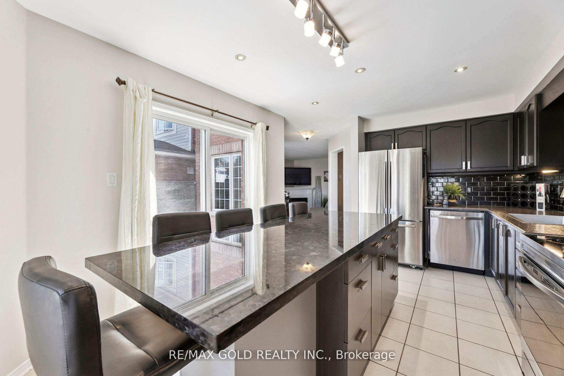 Photo 7 of 15 Blanchard Court, Whitby, Brooklin — HOMEH