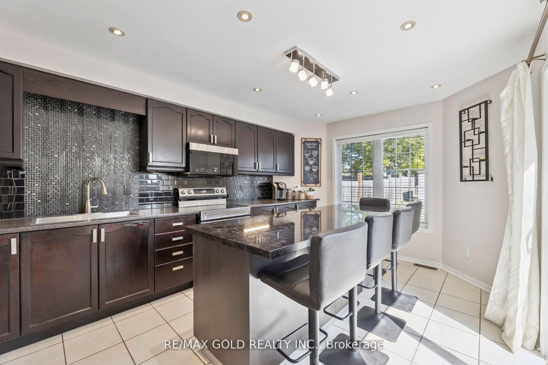 Photo 8 of 15 Blanchard Court, Whitby, Brooklin — HOMEH