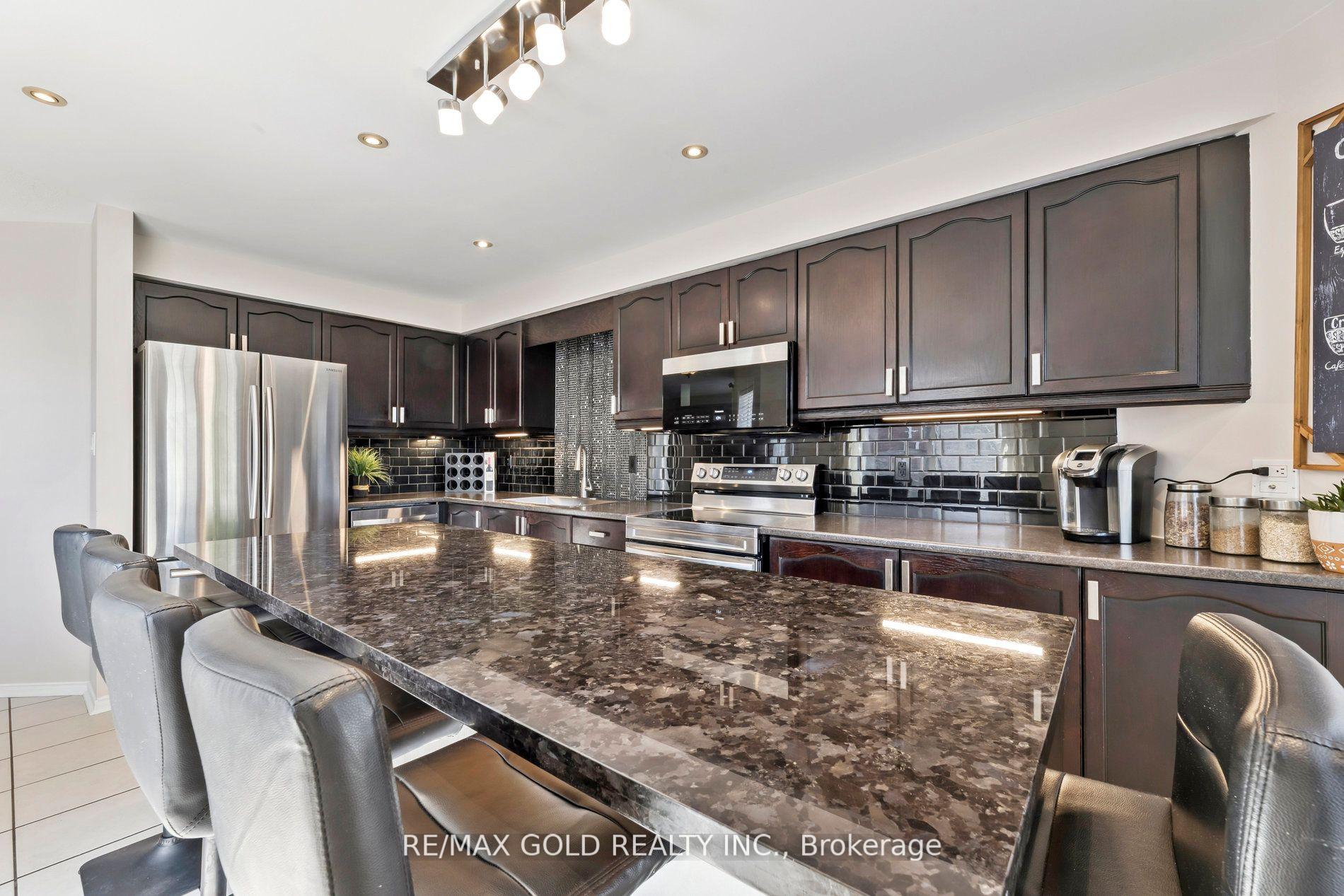 Photo 10 of 15 Blanchard Court, Whitby, Brooklin — HOMEH