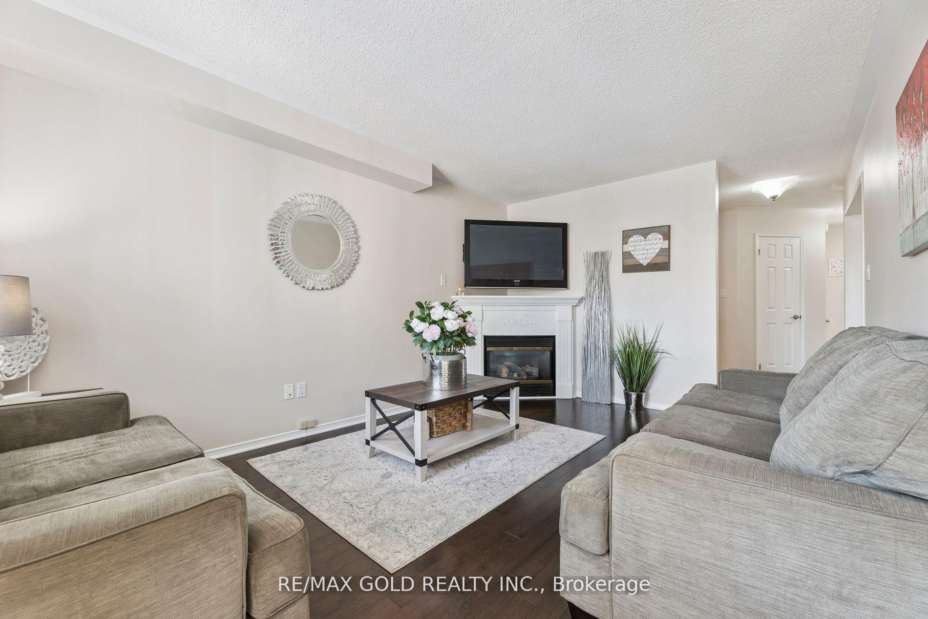 Photo 11 of 15 Blanchard Court, Whitby, Brooklin — HOMEH
