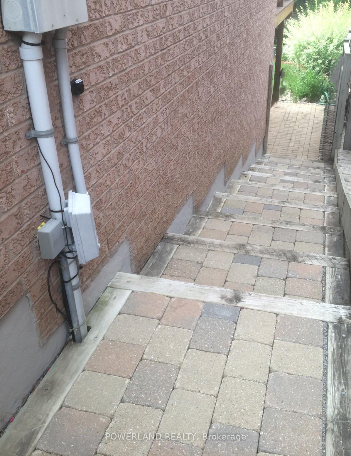 Photo 3 of Unit Basement, 18 Sandfield Drive, Aurora, Aurora Highlands — HOMEH