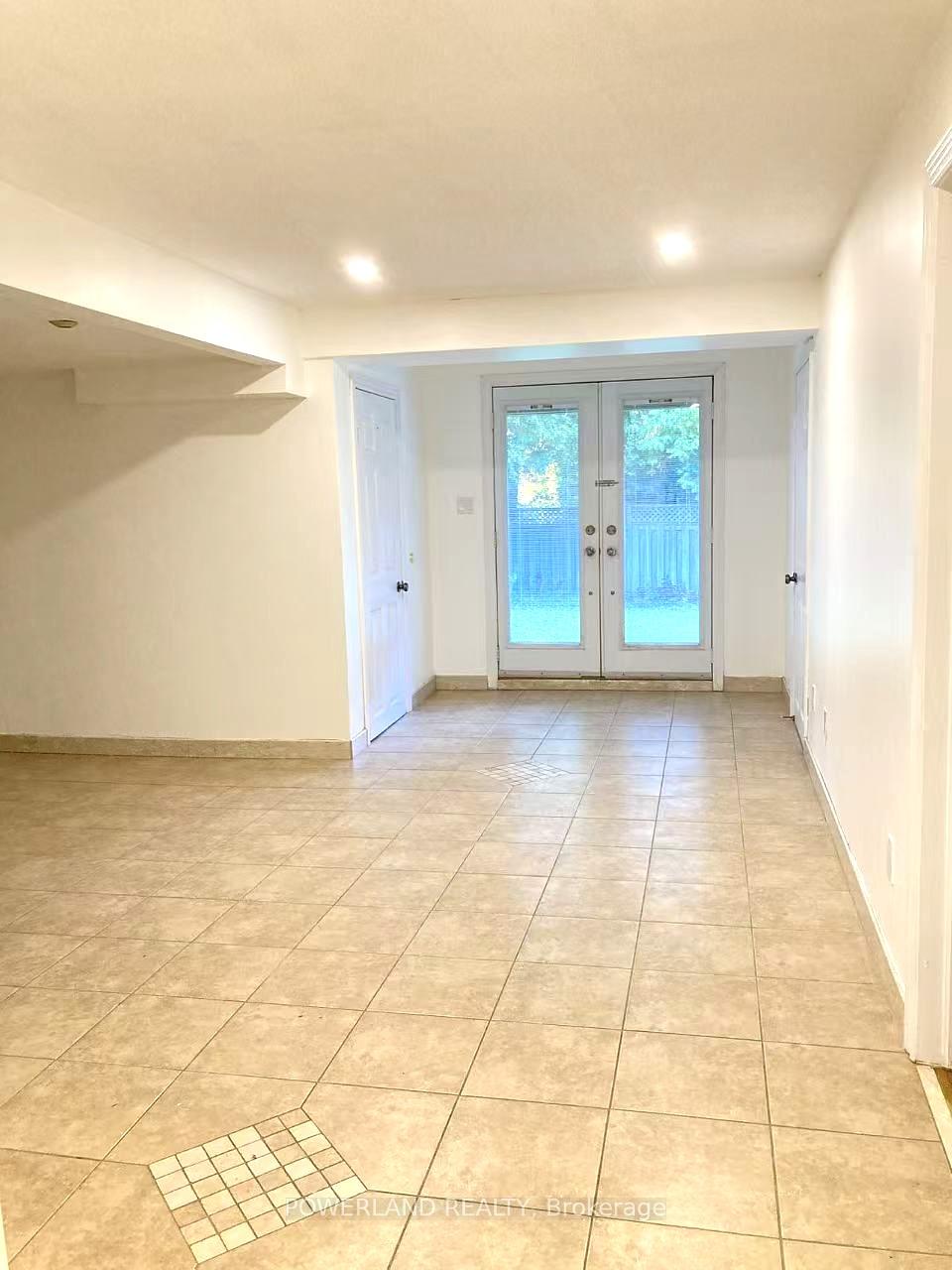 Photo 2 of Unit Basement, 18 Sandfield Drive, Aurora, Aurora Highlands — HOMEH