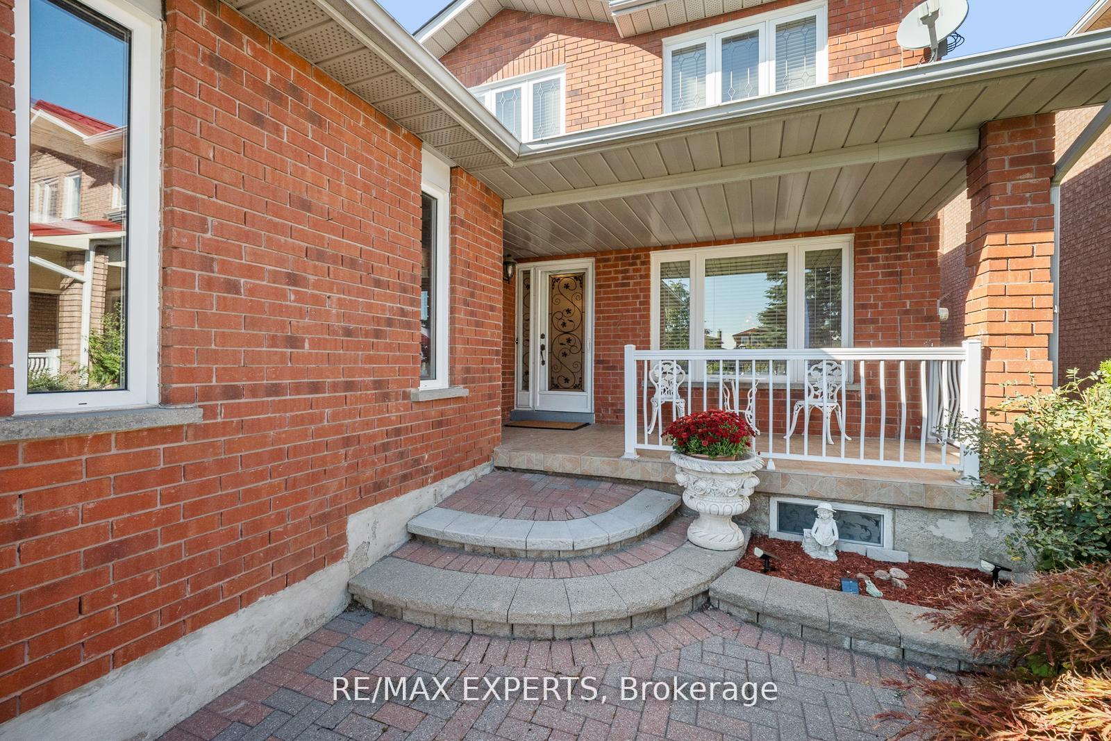 Photo 3 of 118 Chancellor Drive, Vaughan, East Woodbridge — HOMEH