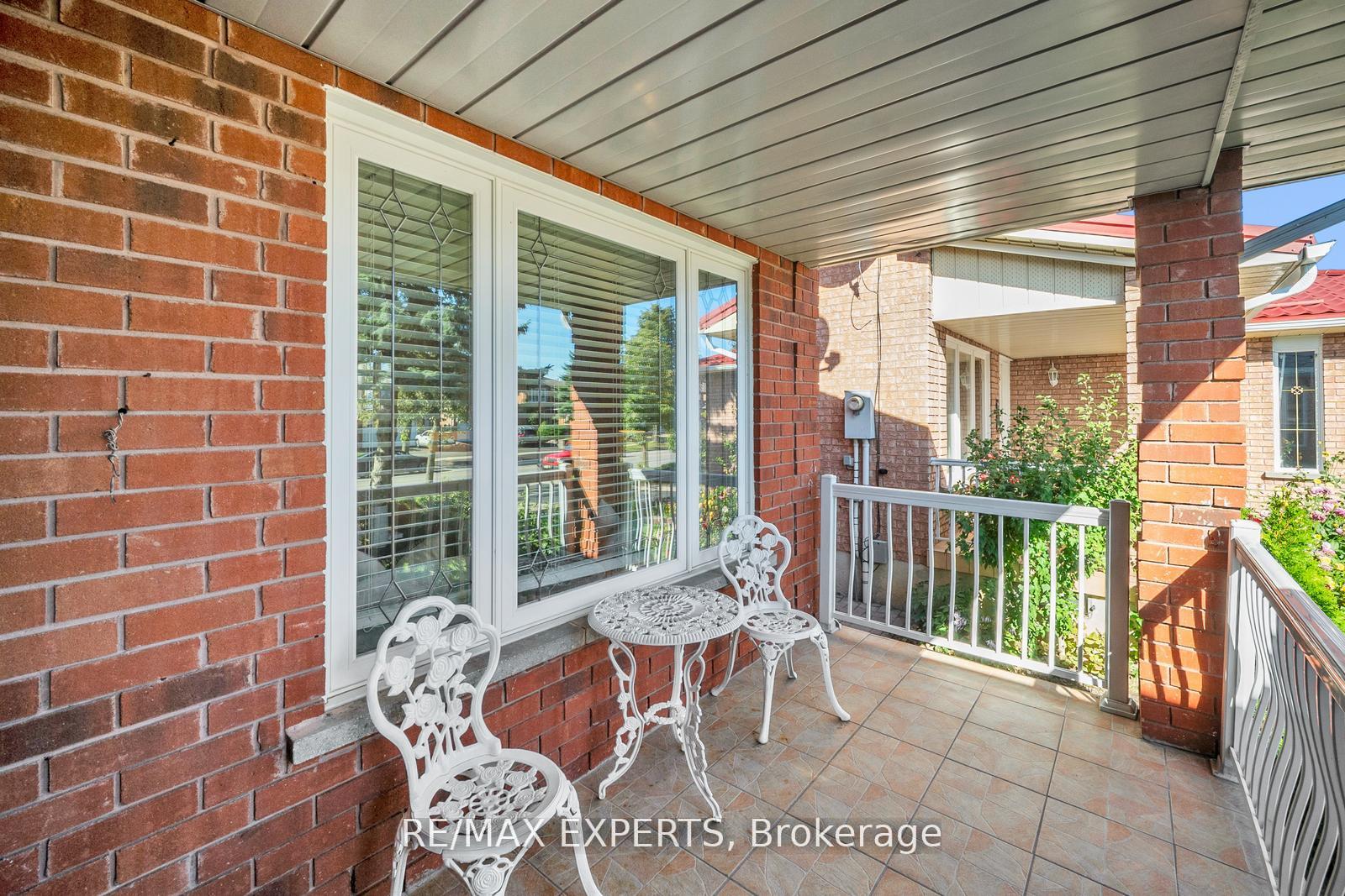 Photo 4 of 118 Chancellor Drive, Vaughan, East Woodbridge — HOMEH