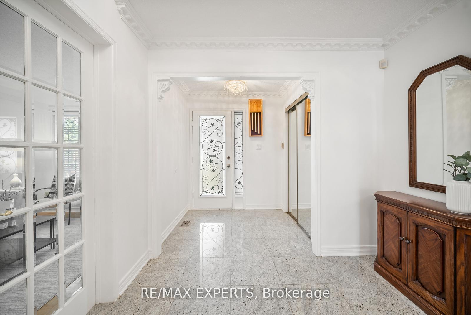 Photo 5 of 118 Chancellor Drive, Vaughan, East Woodbridge — HOMEH