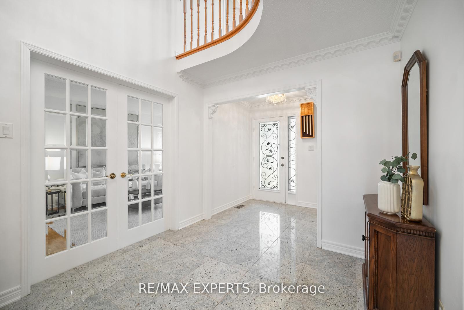 Photo 6 of 118 Chancellor Drive, Vaughan, East Woodbridge — HOMEH