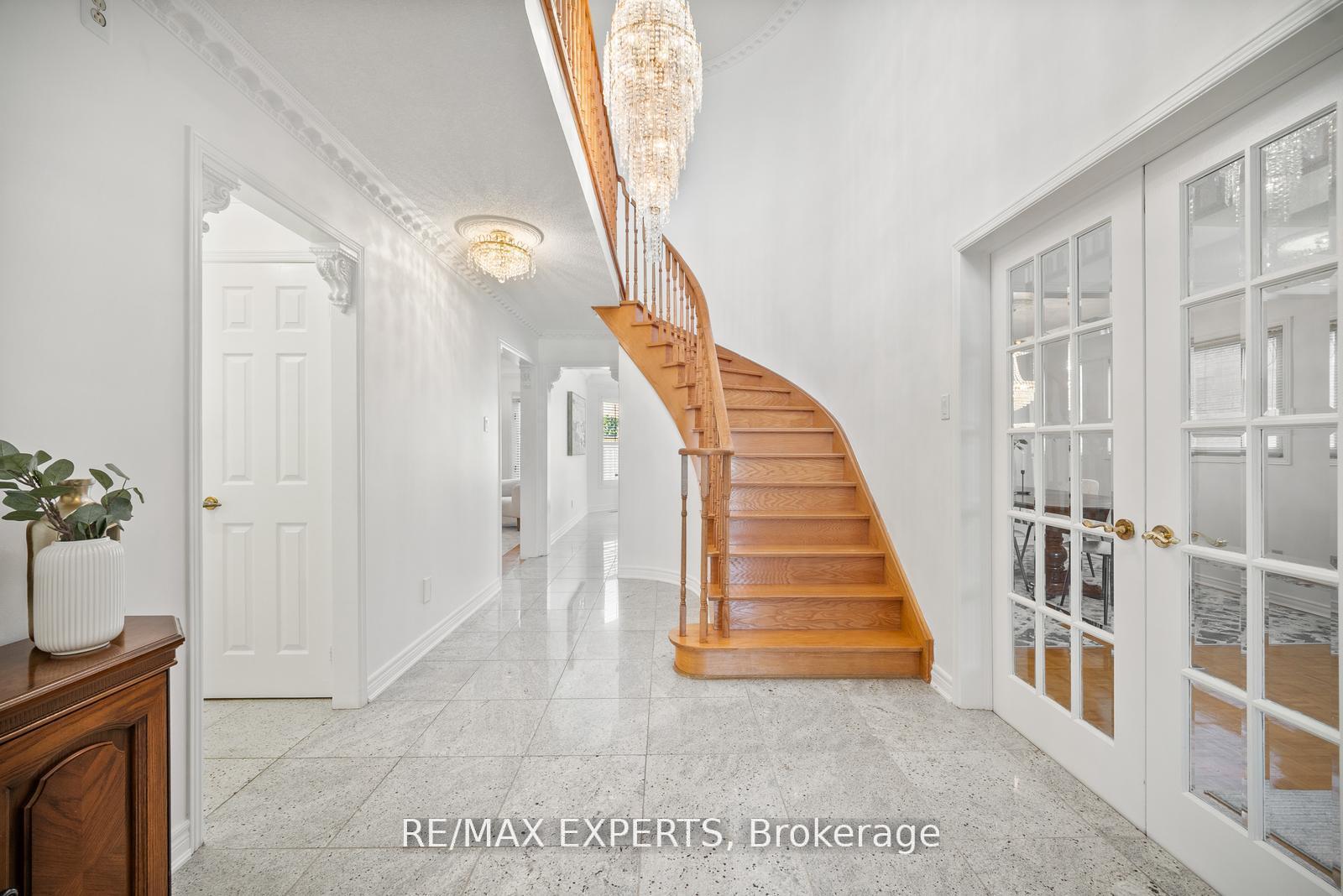 Photo 7 of 118 Chancellor Drive, Vaughan, East Woodbridge — HOMEH