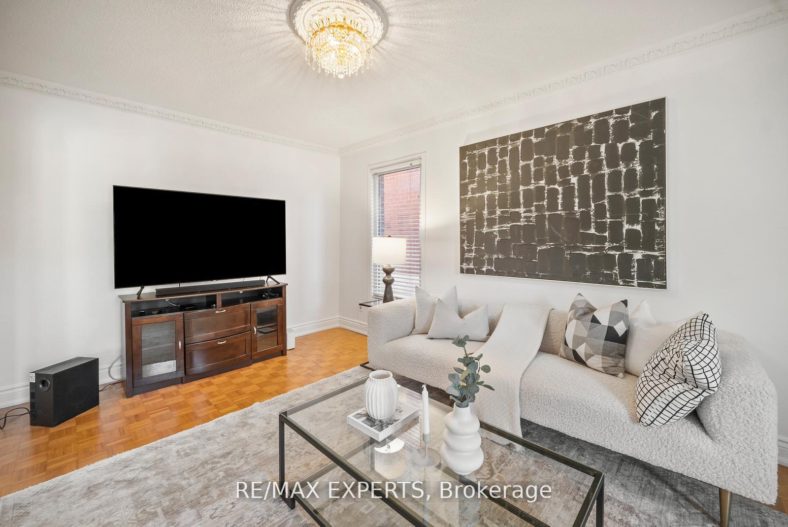 Photo 9 of 118 Chancellor Drive, Vaughan, East Woodbridge — HOMEH