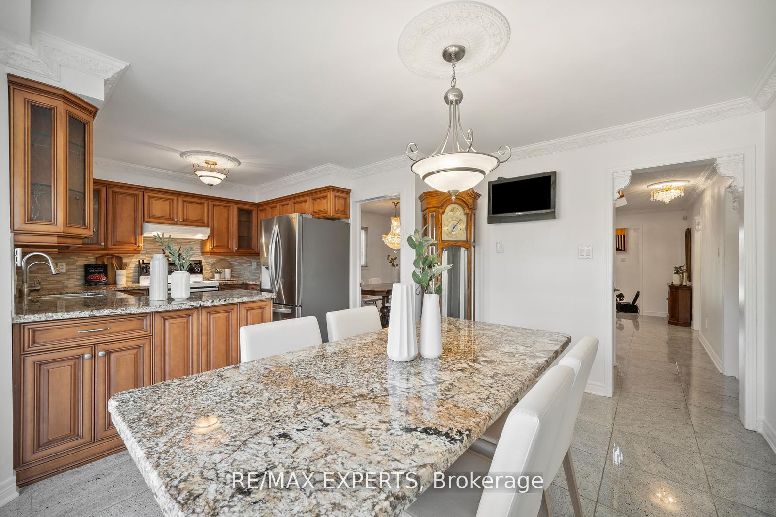 Photo 12 of 118 Chancellor Drive, Vaughan, East Woodbridge — HOMEH