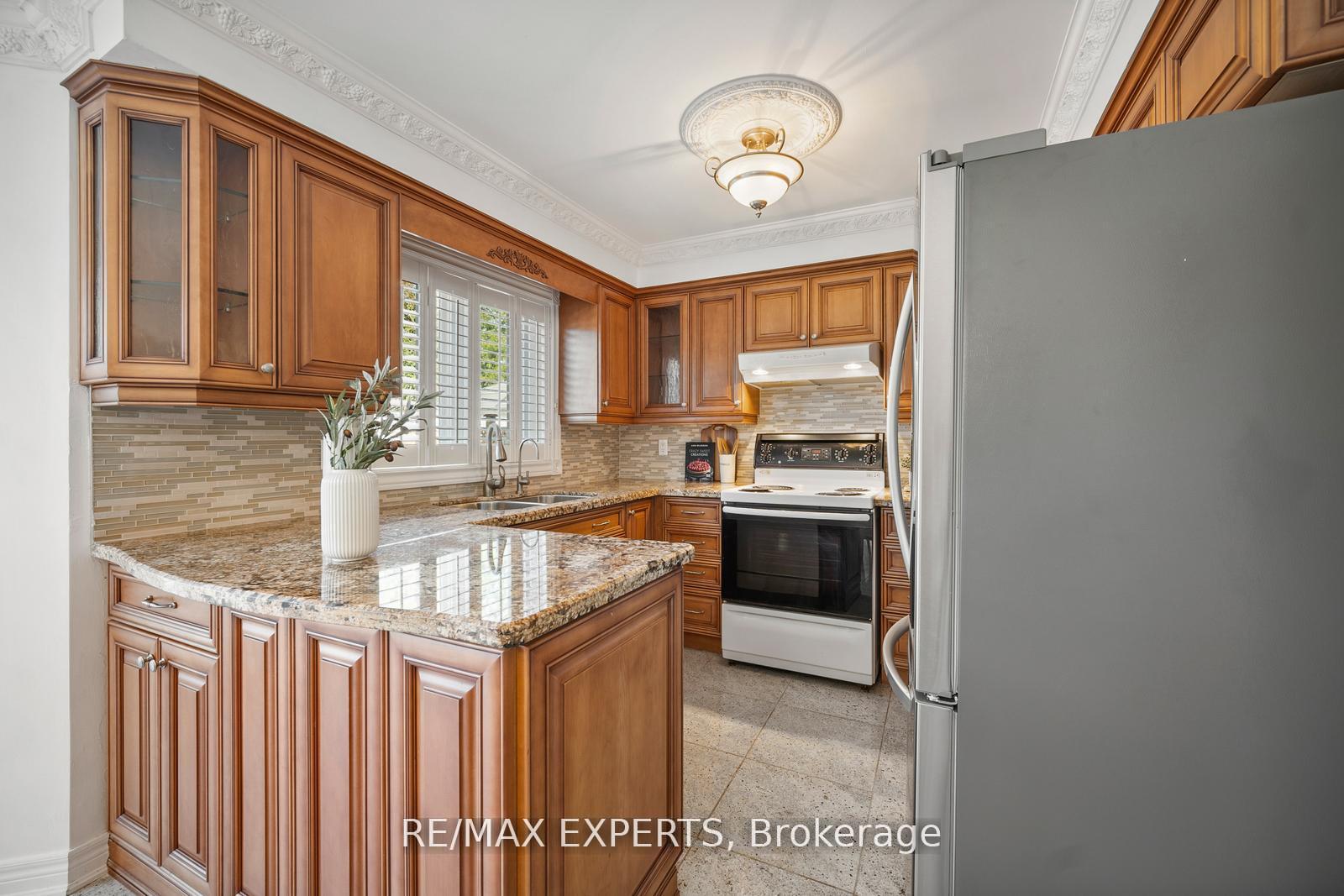 Photo 13 of 118 Chancellor Drive, Vaughan, East Woodbridge — HOMEH