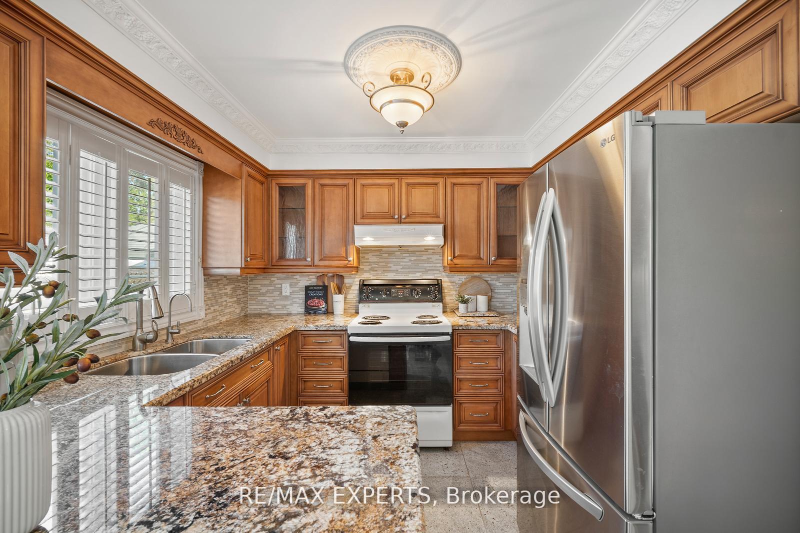 Photo 14 of 118 Chancellor Drive, Vaughan, East Woodbridge — HOMEH