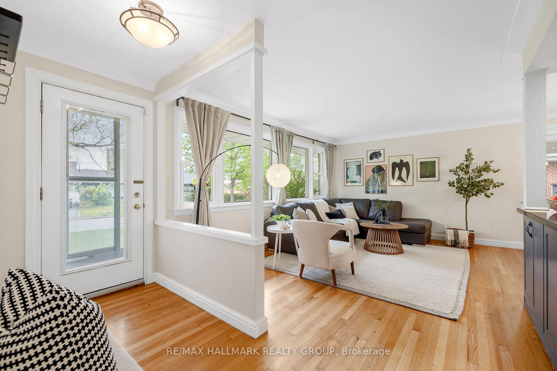 Photo 3 of 2209 Utah Street, Ottawa, Alta Vista — HOMEH