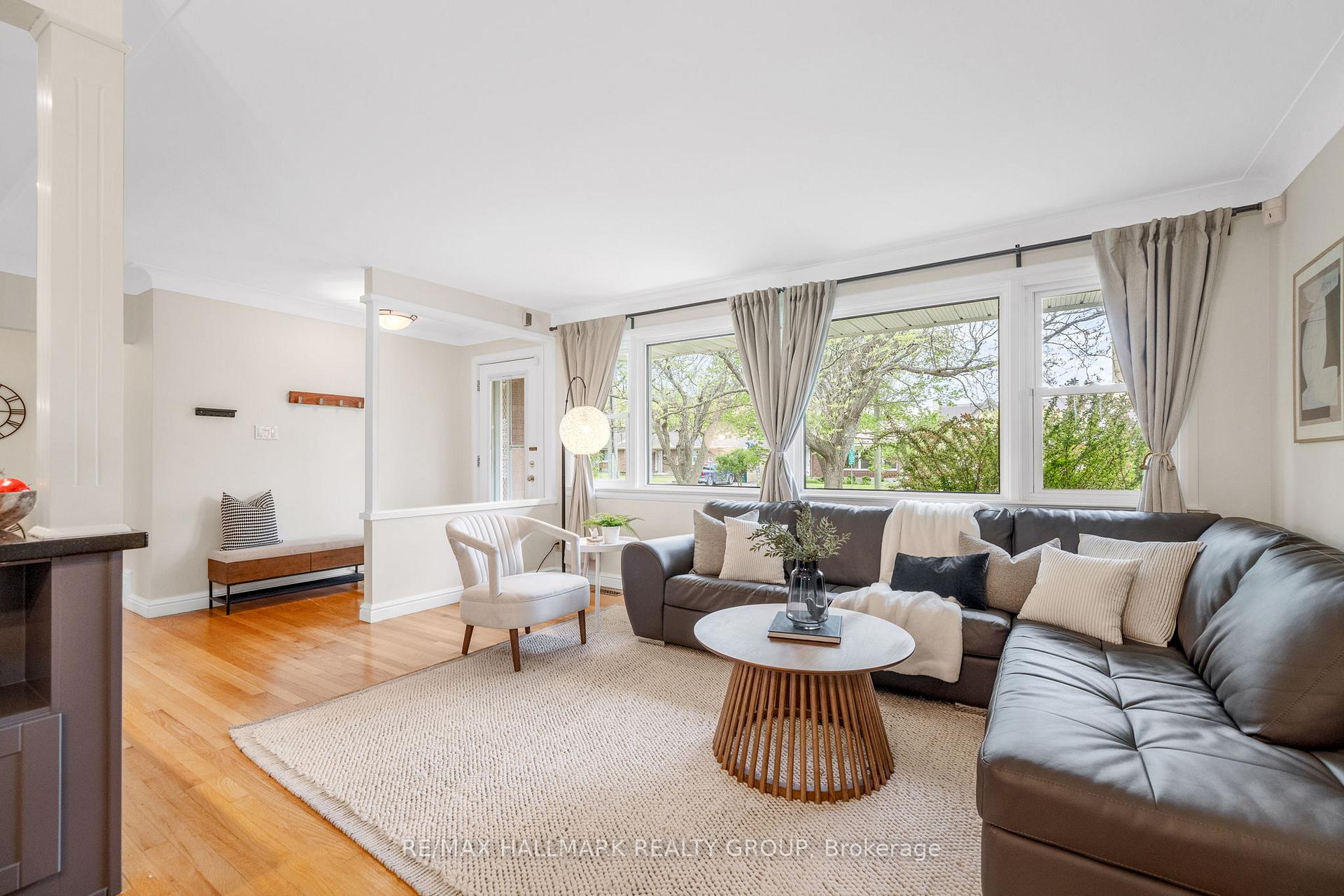 Photo 2 of 2209 Utah Street, Ottawa, Alta Vista — HOMEH