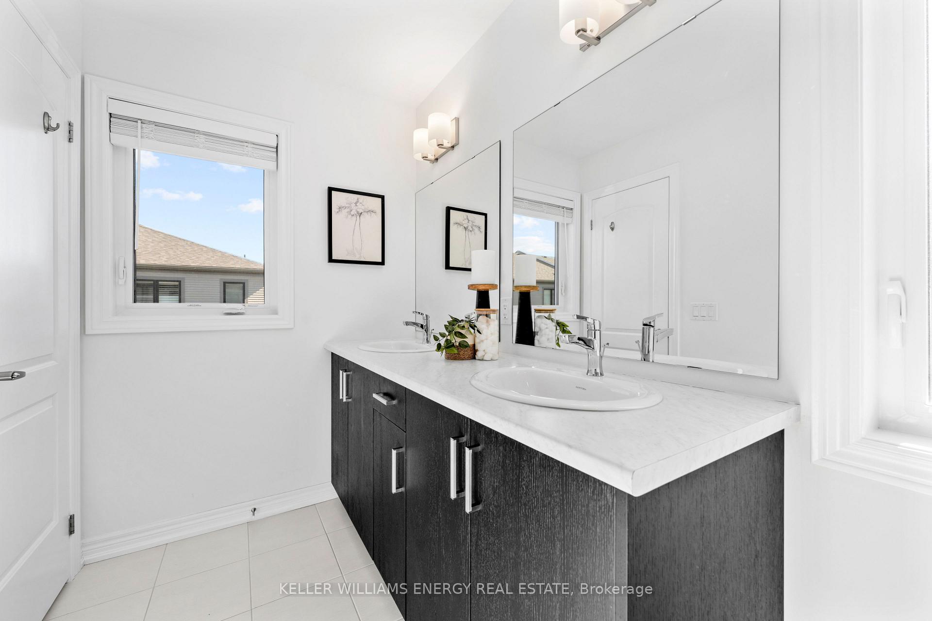 Photo 8 of 62 Sorbara Way, Whitby, Brooklin — HOMEH