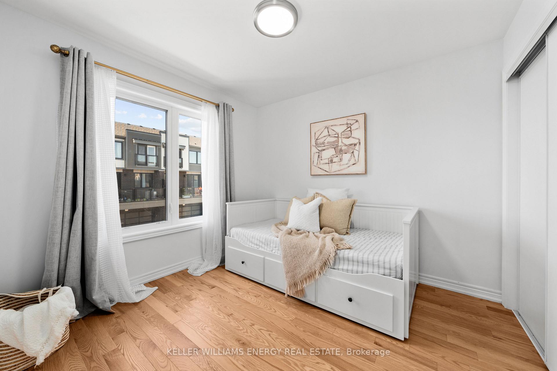 Photo 10 of 62 Sorbara Way, Whitby, Brooklin — HOMEH