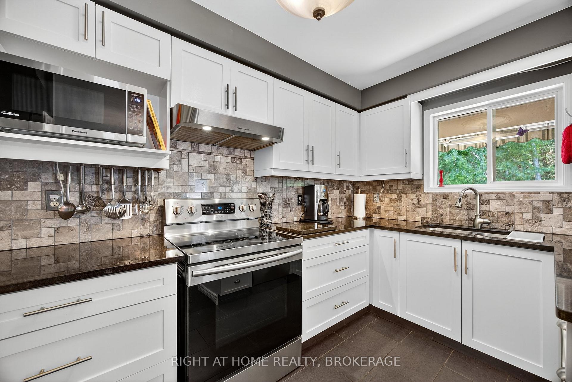 Photo 11 of 113 Silver Birch Avenue, Wasaga Beach — HOMEH