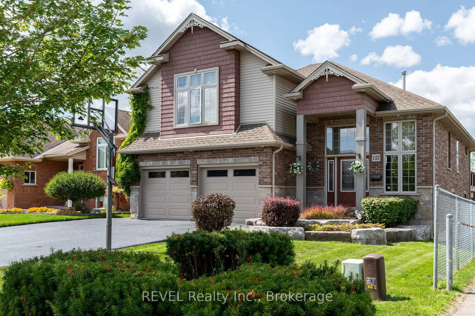 Photo 1 of 123 Michelle Court, Welland, Broadway — HOMEH