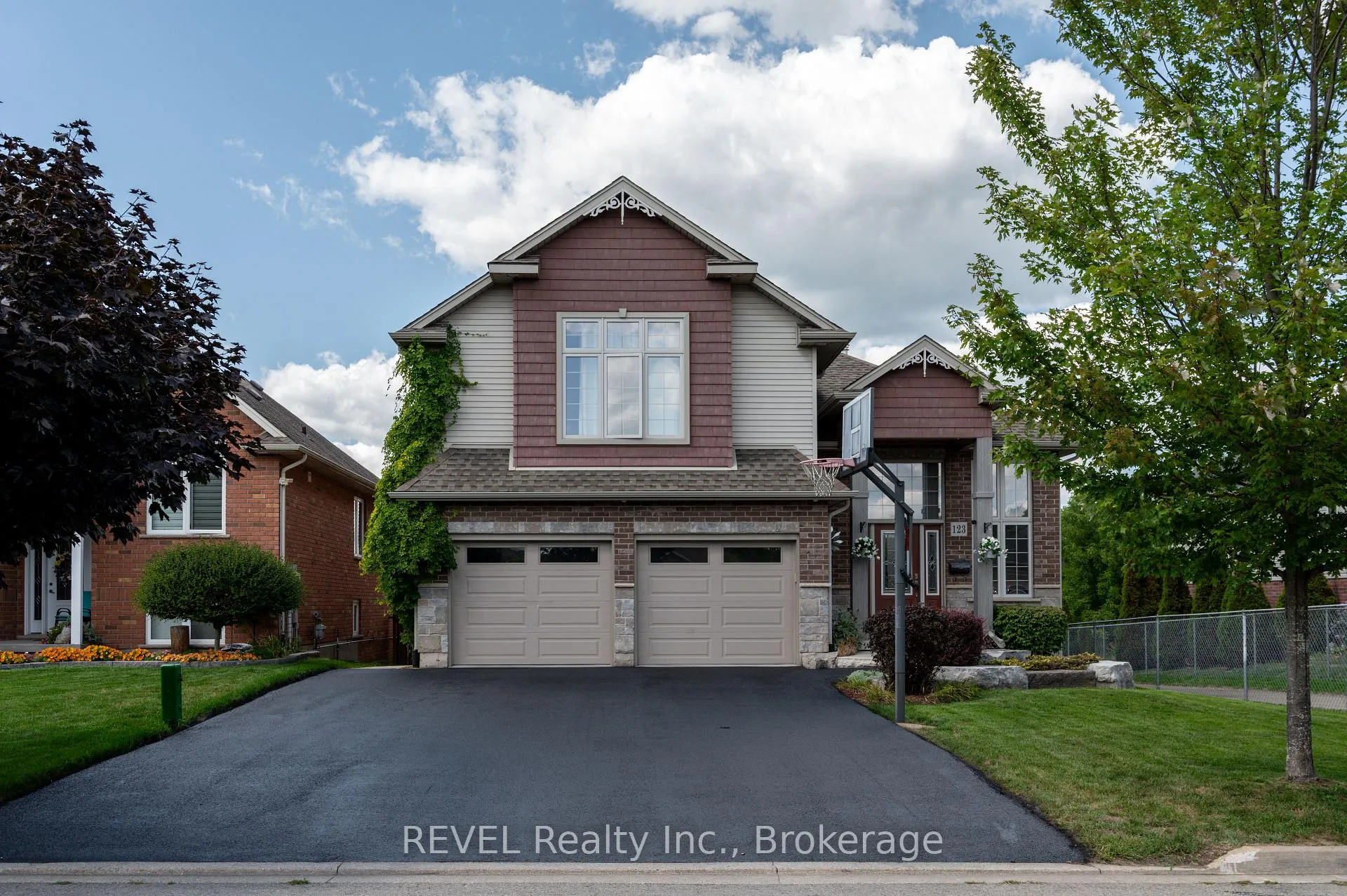 Photo 2 of 123 Michelle Court, Welland, Broadway — HOMEH