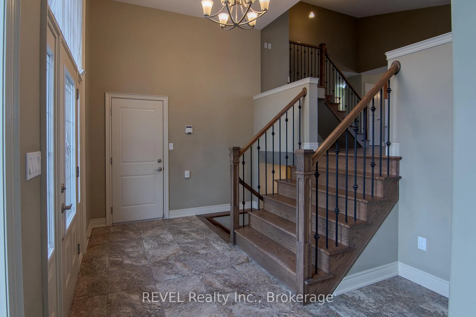 Photo 4 of 123 Michelle Court, Welland, Broadway — HOMEH