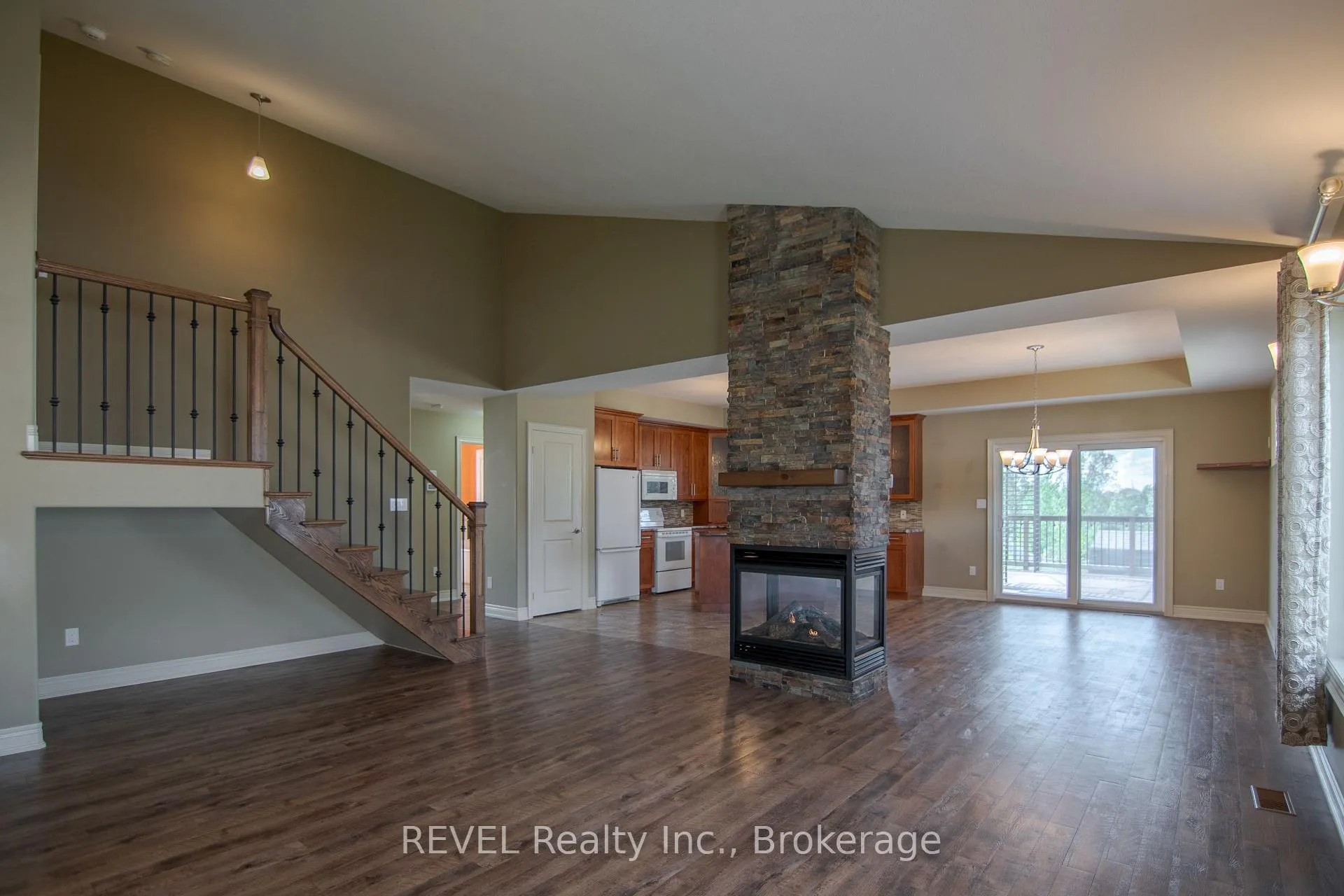 Photo 5 of 123 Michelle Court, Welland, Broadway — HOMEH