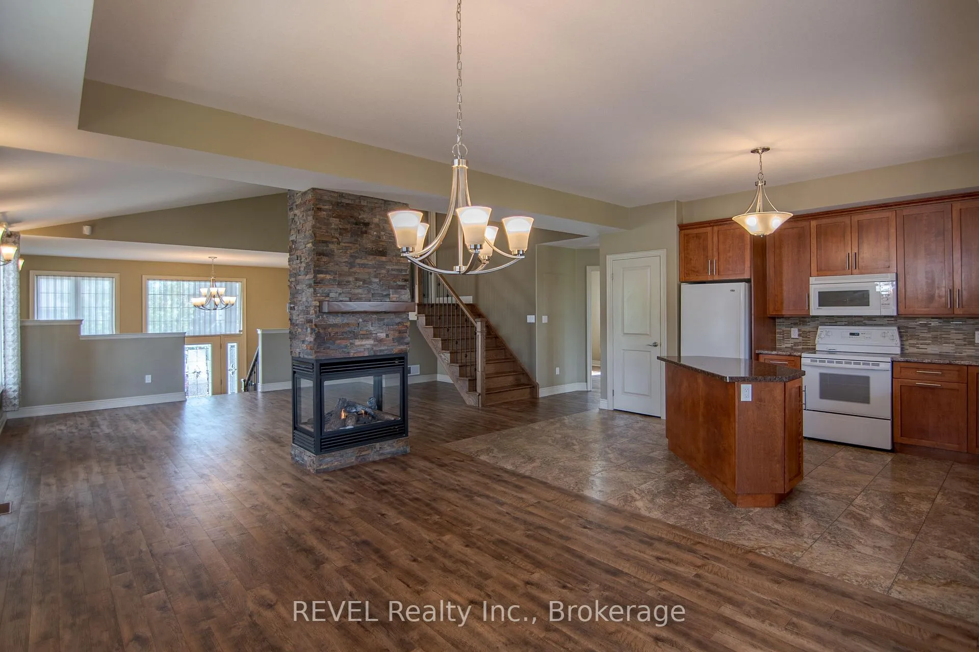 Photo 6 of 123 Michelle Court, Welland, Broadway — HOMEH