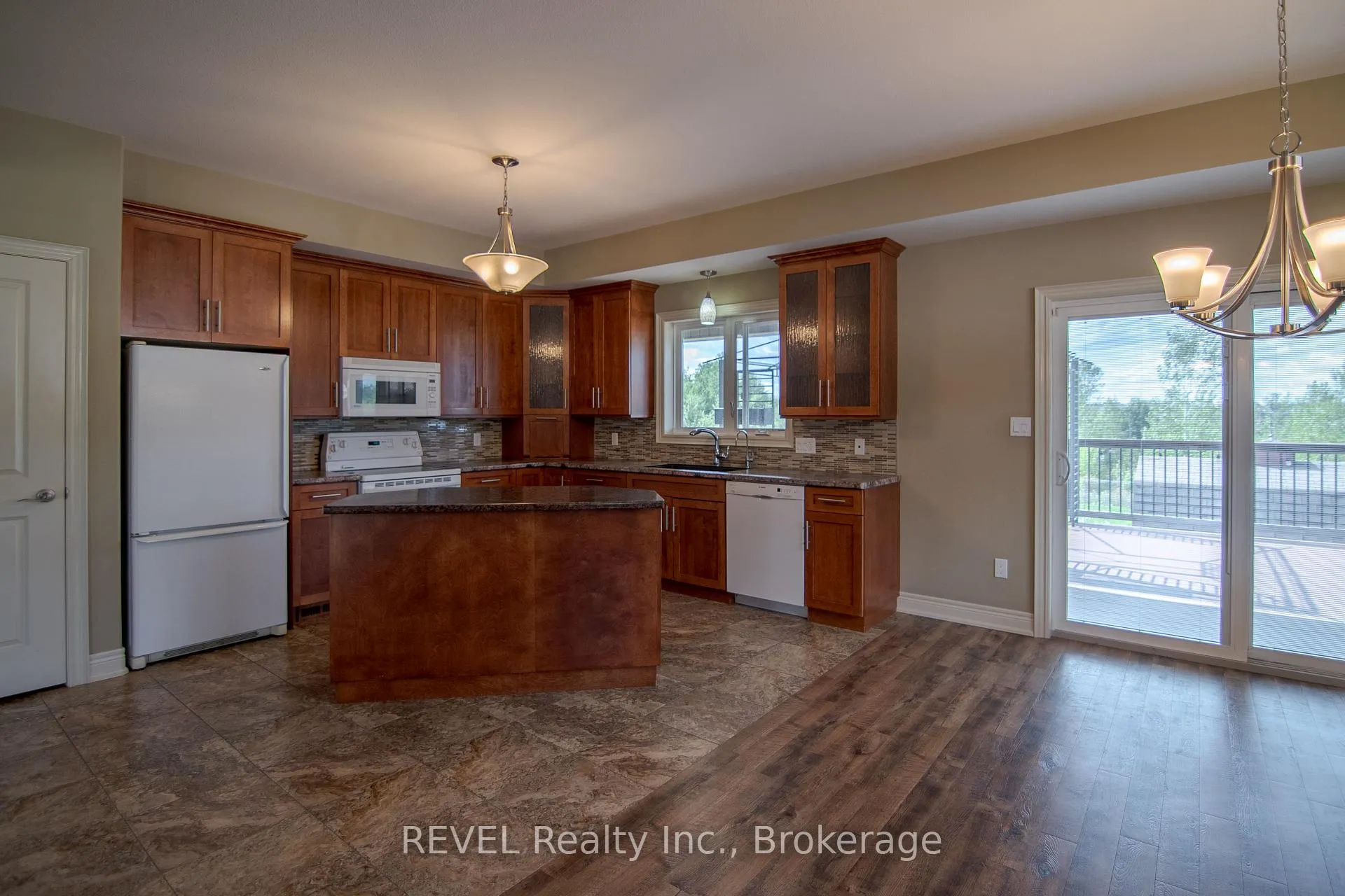 Photo 7 of 123 Michelle Court, Welland, Broadway — HOMEH