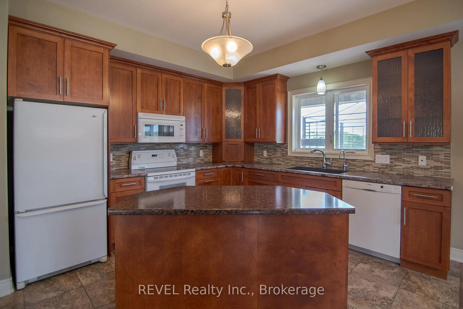 Photo 8 of 123 Michelle Court, Welland, Broadway — HOMEH