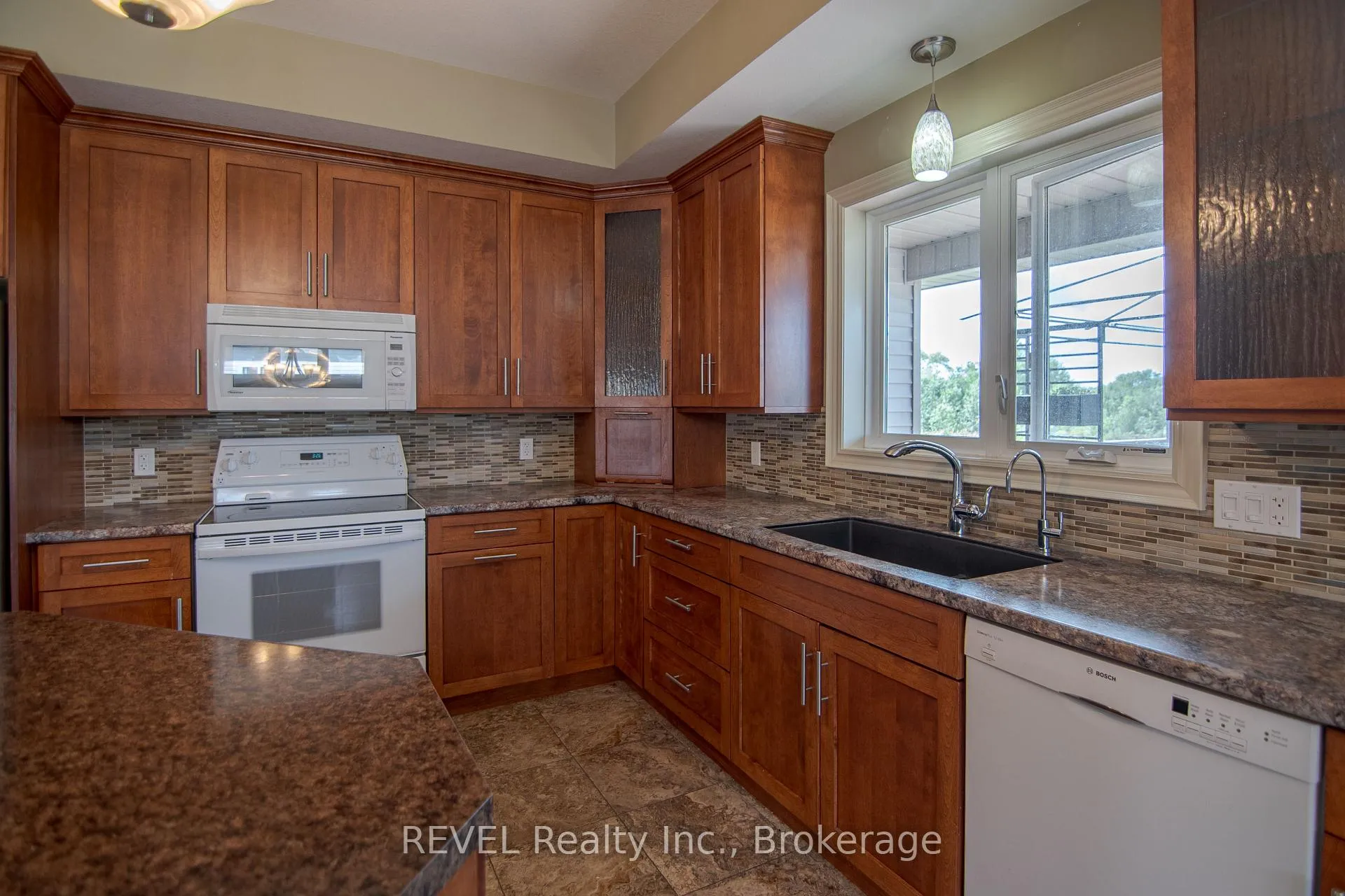 Photo 9 of 123 Michelle Court, Welland, Broadway — HOMEH