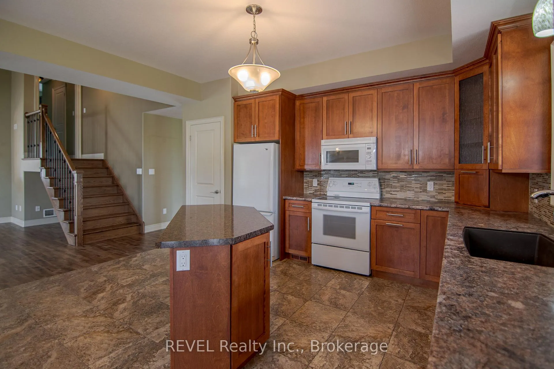 Photo 10 of 123 Michelle Court, Welland, Broadway — HOMEH