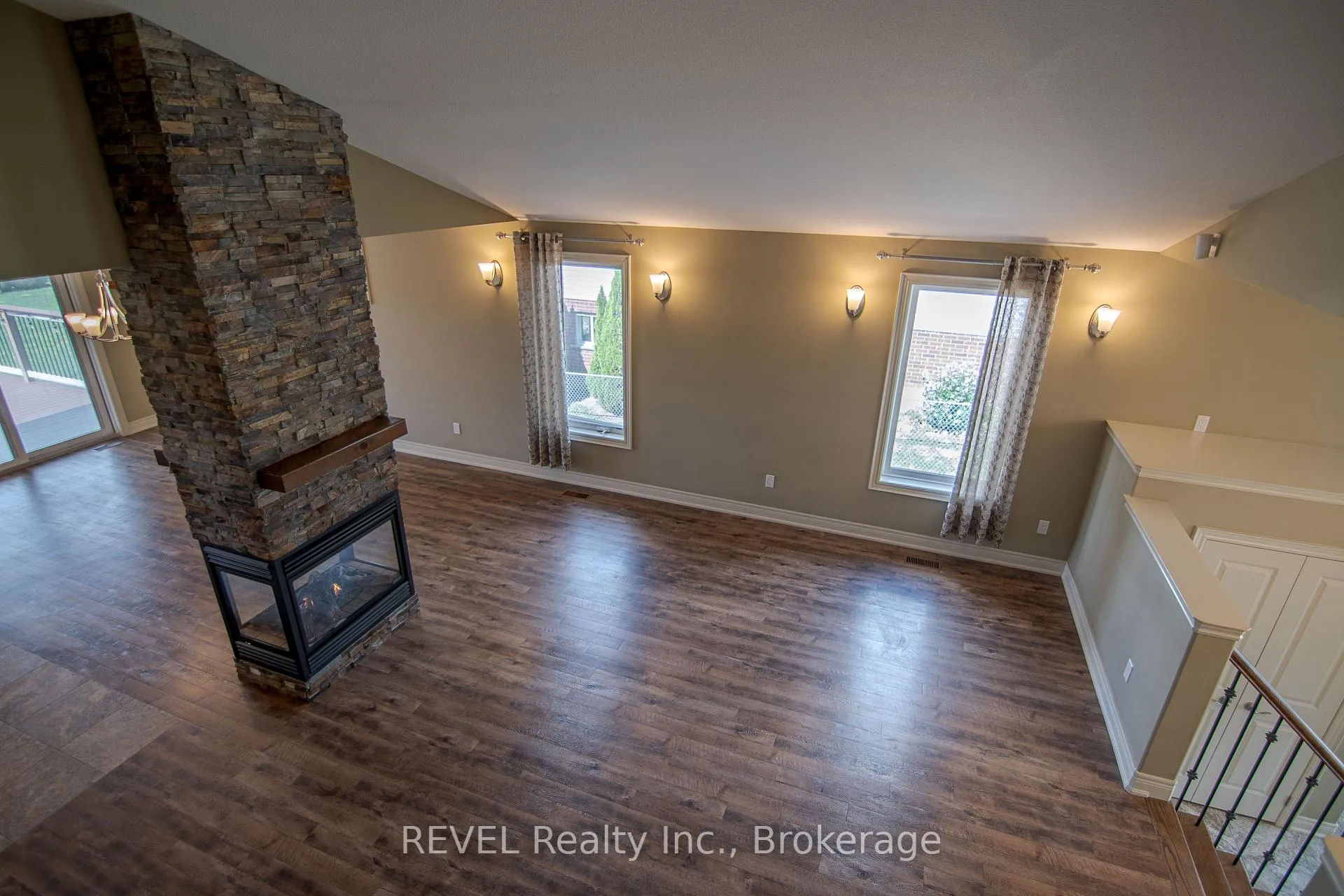 Photo 14 of 123 Michelle Court, Welland, Broadway — HOMEH
