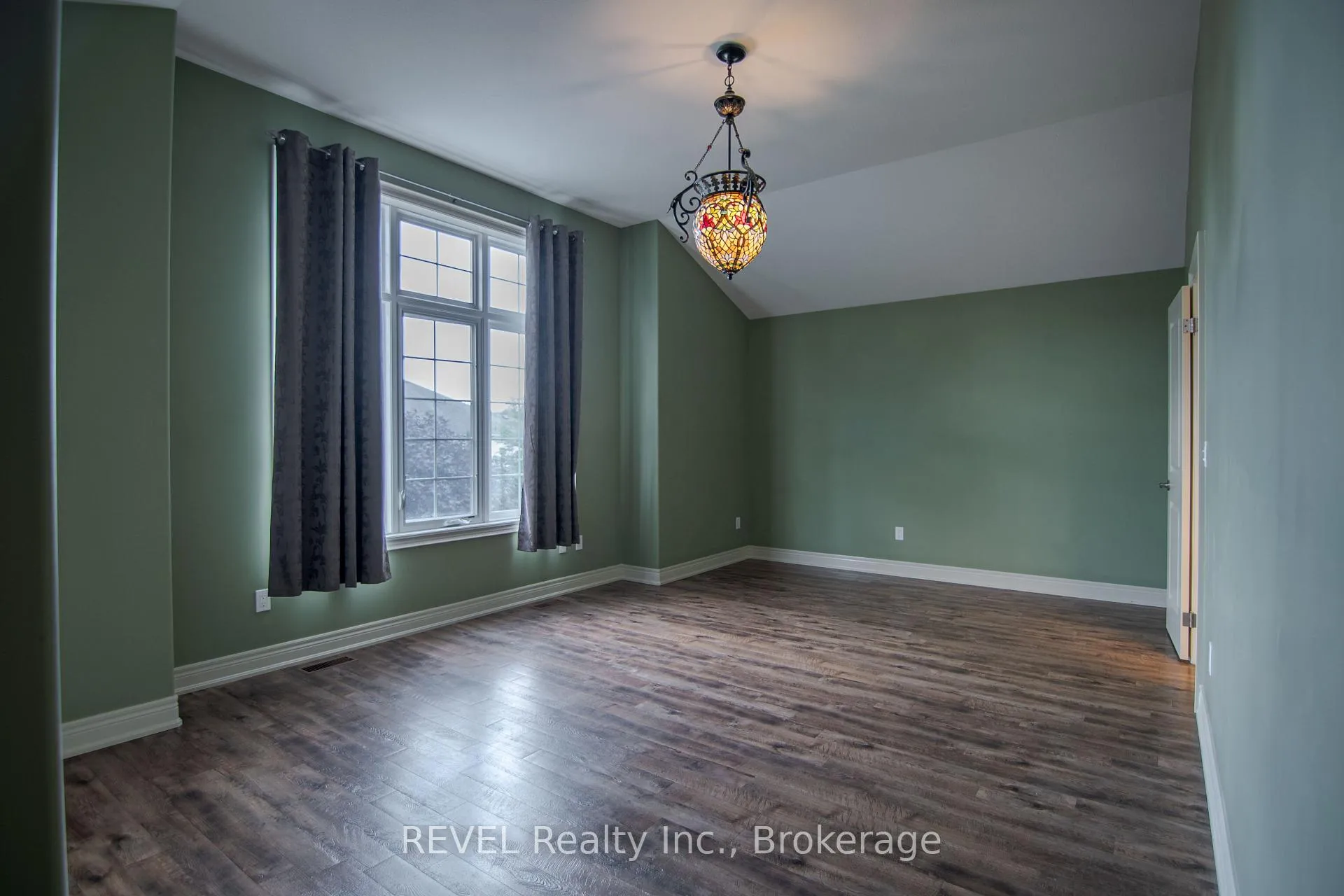 Photo 15 of 123 Michelle Court, Welland, Broadway — HOMEH