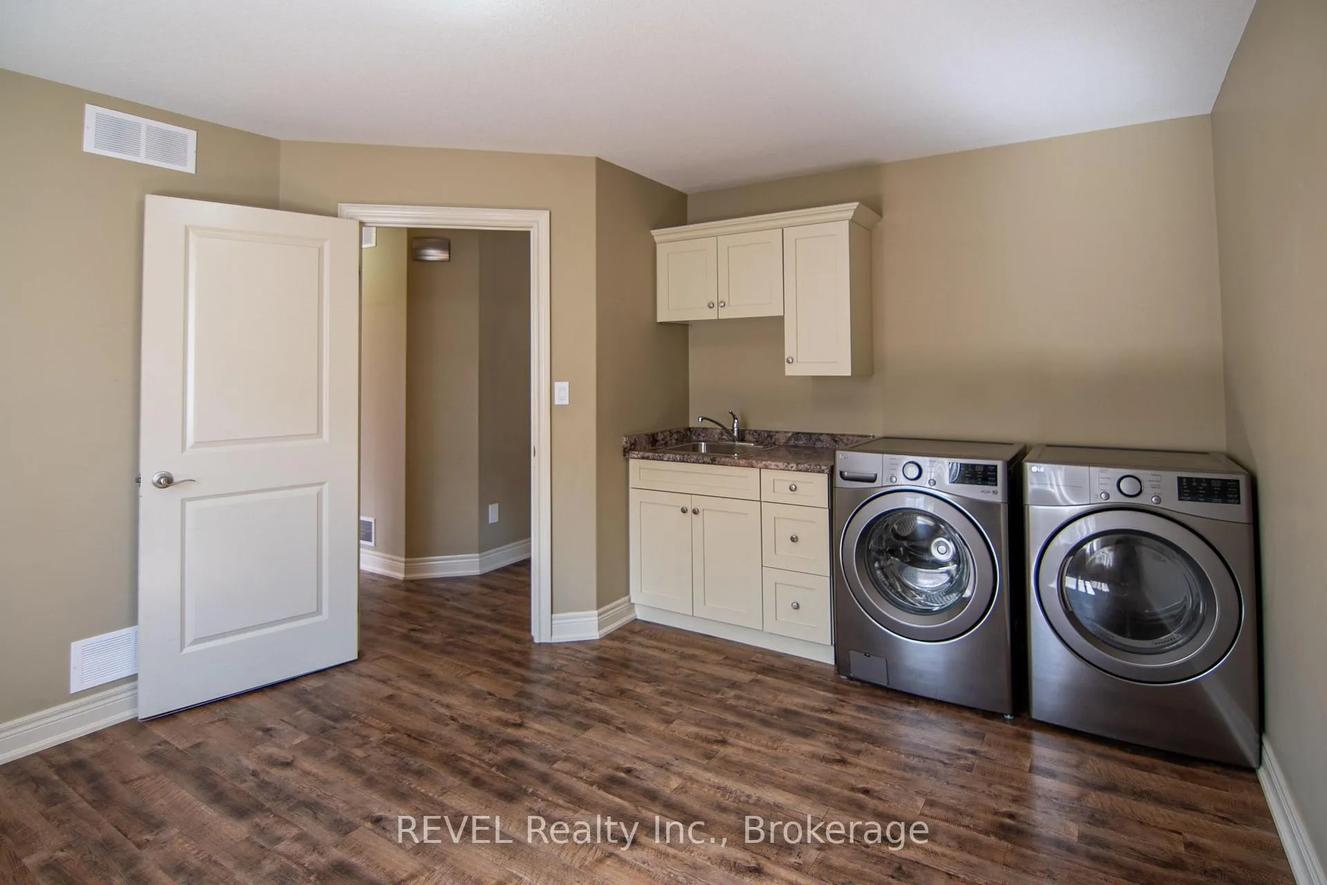 Photo 22 of 123 Michelle Court, Welland, Broadway — HOMEH