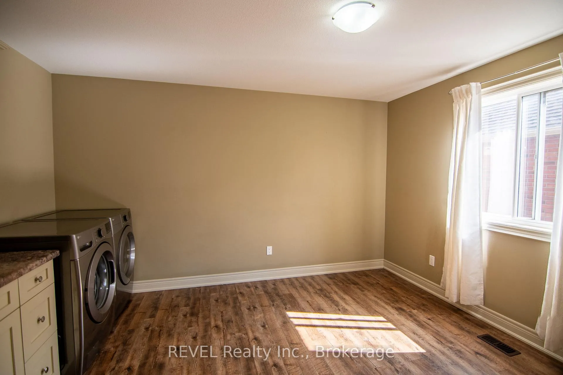 Photo 23 of 123 Michelle Court, Welland, Broadway — HOMEH
