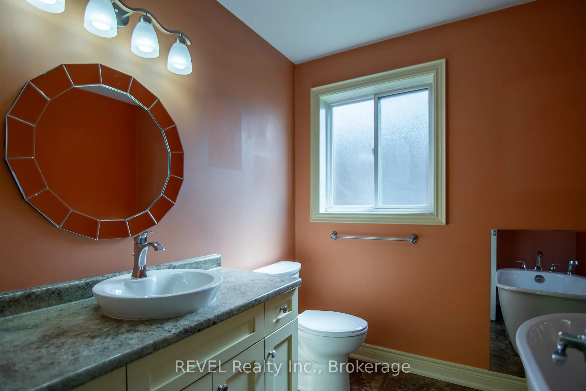 Photo 24 of 123 Michelle Court, Welland, Broadway — HOMEH