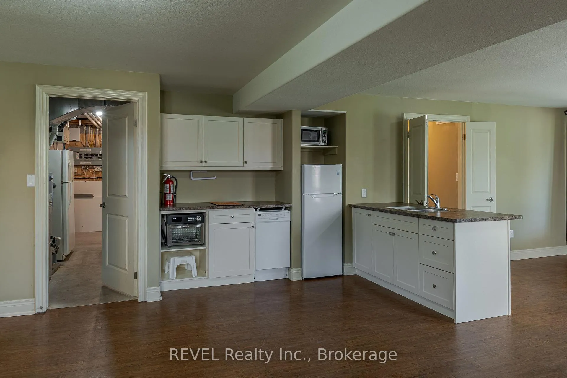 Photo 29 of 123 Michelle Court, Welland, Broadway — HOMEH