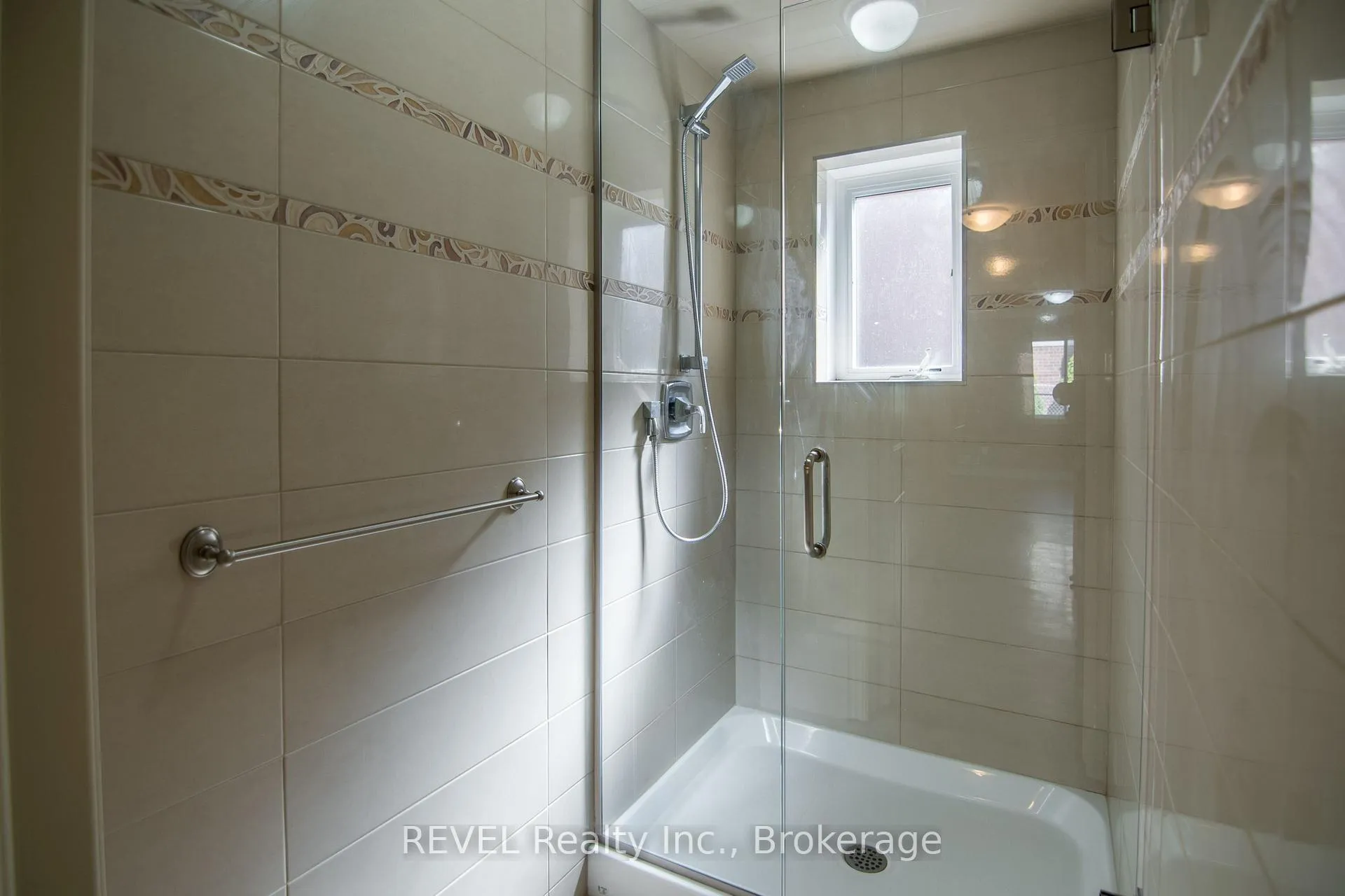 Photo 34 of 123 Michelle Court, Welland, Broadway — HOMEH