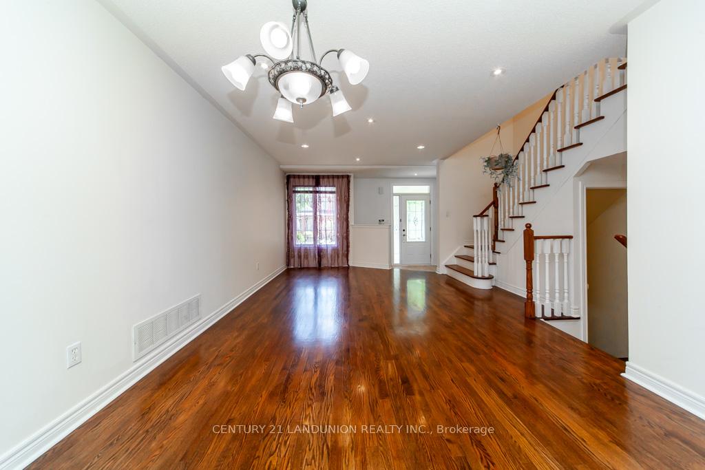 Photo 5 of 26 Arbourview Drive, Vaughan, Concord — HOMEH