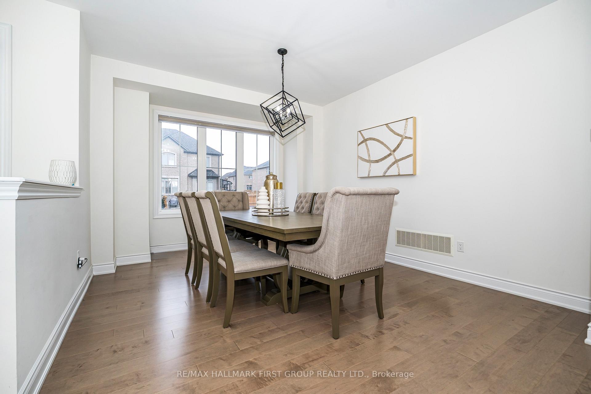 Photo 6 of 136 Auckland DR, Whitby, Rural Whitby — HOMEH