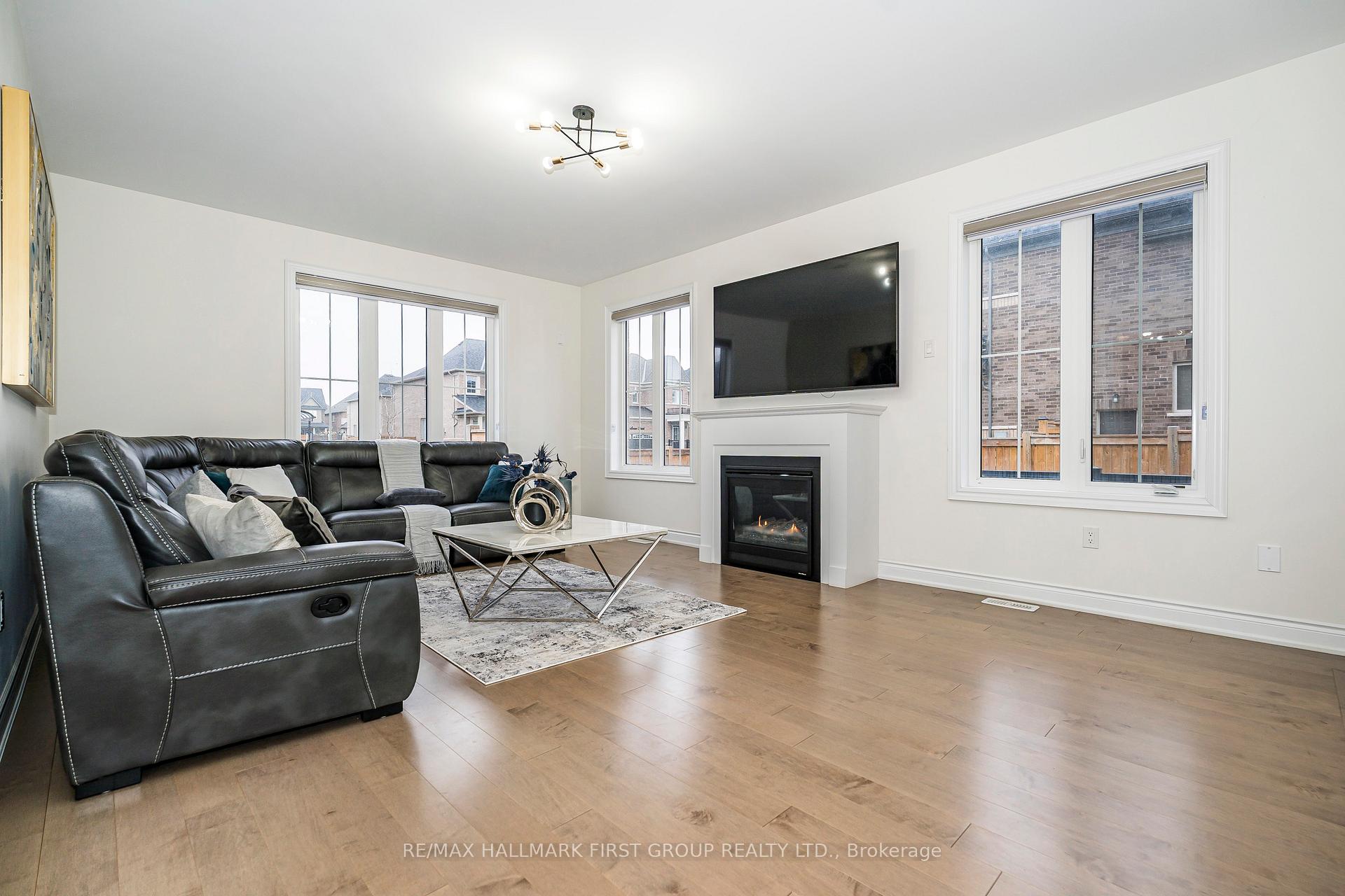 Photo 9 of 136 Auckland DR, Whitby, Rural Whitby — HOMEH