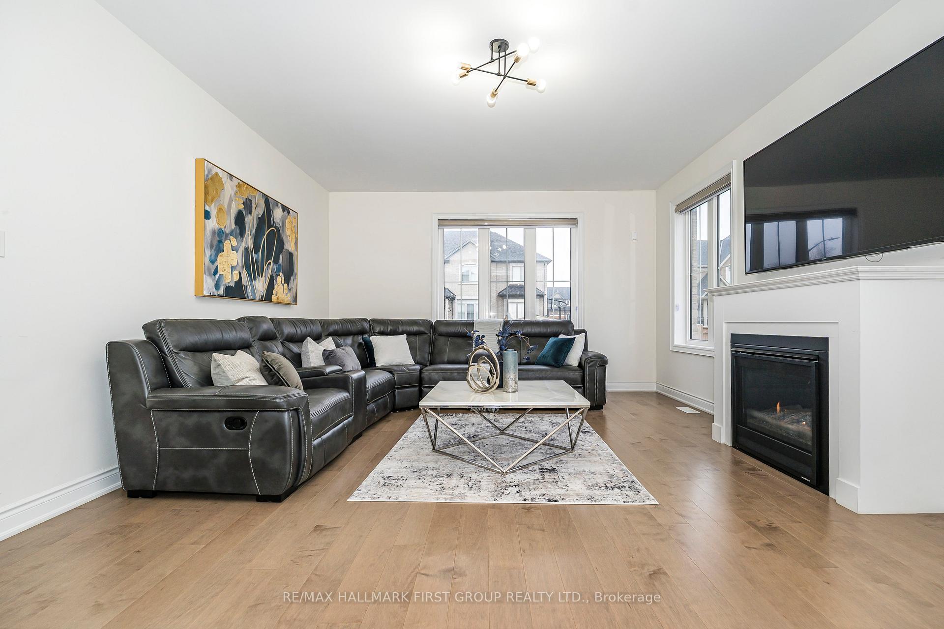 Photo 10 of 136 Auckland DR, Whitby, Rural Whitby — HOMEH